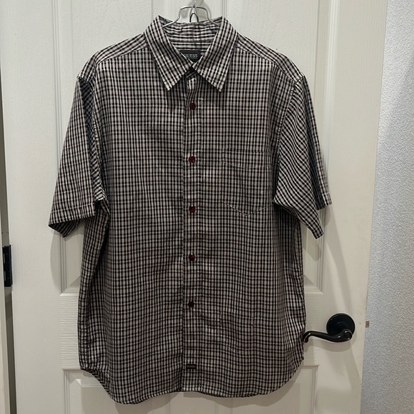 NWOT Guess Mens Button down shirt
Excellent condition 
Size Lg 
#399 - Picture 1 of 5